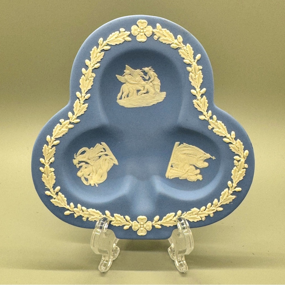 EUC 1956 Wedgwood Blue Jasperware Clover Club Shaped Plate Trinket Dish